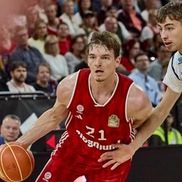 Justus Hollatz (l.) von den Bayern schirmt den Ball ab