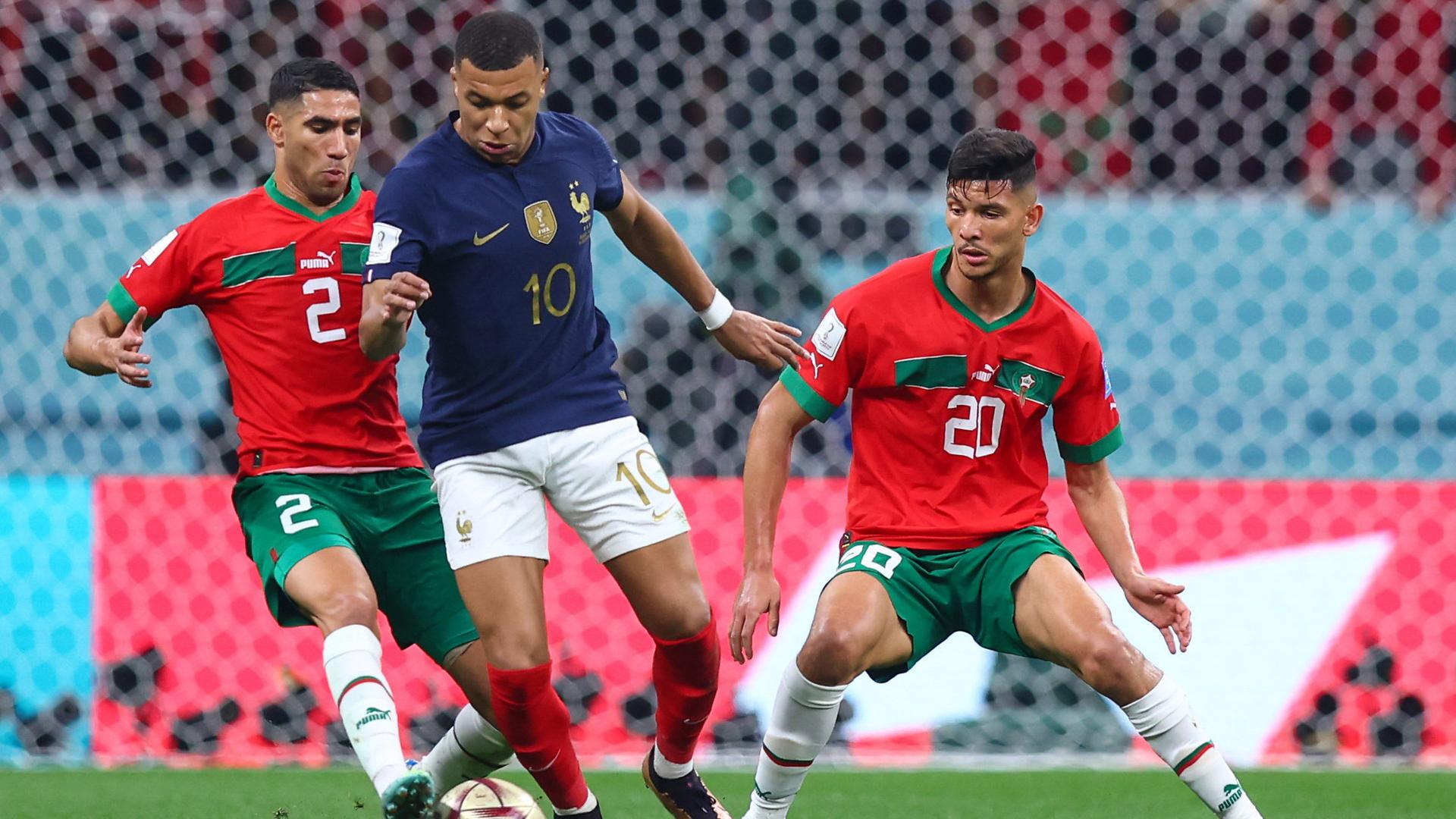 Frankreichs Kylian Mbappe (Mitte) im Duell mit Marokkos Achraf Hakimi (l.) im WM-Halbfinale 2022 | dpa