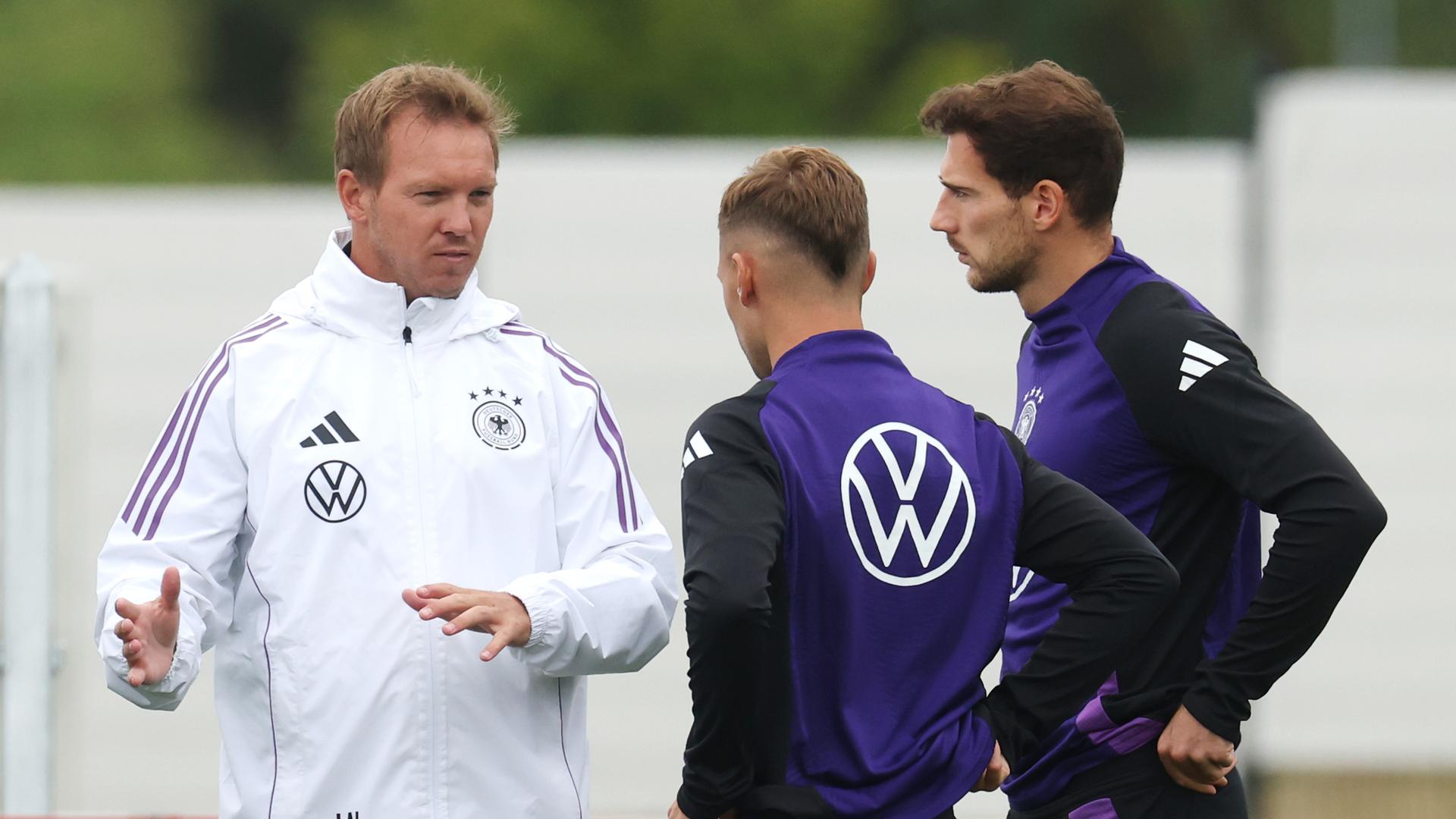 Bundestrainer Julian Nagelsmann spricht mit seinen Spielern Joshua Kimmich und Leon Goretzka | Alexander Hassenstein/Getty Images