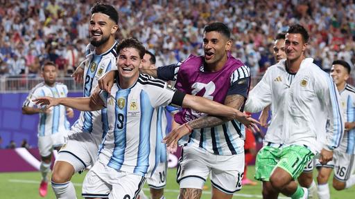 Mit Alvarez-Hammer - Argentinien zieht ins Halbfinale ein