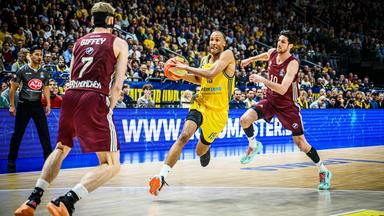 Louis Olinde von Alba Berlin (mi., am Ball) [Quelle: IMAGO / camera4+]