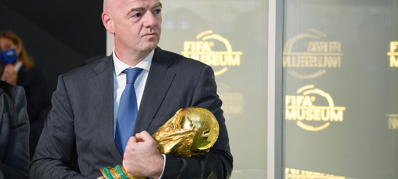 FIFA-Präsident Gianni Infantino mit dem WM-Pokal - kommt das Turnier im Zwei-Jahres-Rhythmus? | imago FIFA-Präsident Gianni Infantino mit dem WM-Pokal - kommt das Turnier im Zwei-Jahres-Rhythmus?
