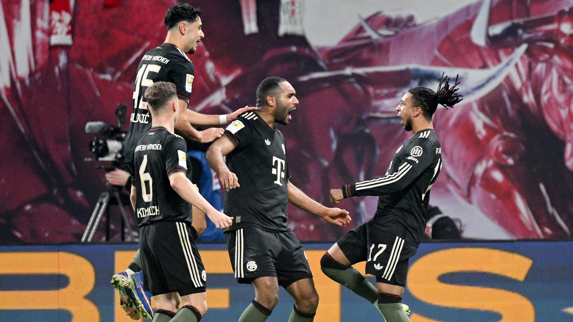 Bayerns Kimmich (v.l.), Pavlovic, Tah und Olise jubeln | Getty Images