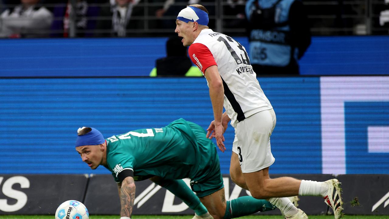Augsburgs Phillip Tietz und Rasmus Kristensen von Eintracht Frankfurt im Zweikampf | Alex Grimm/Getty Images