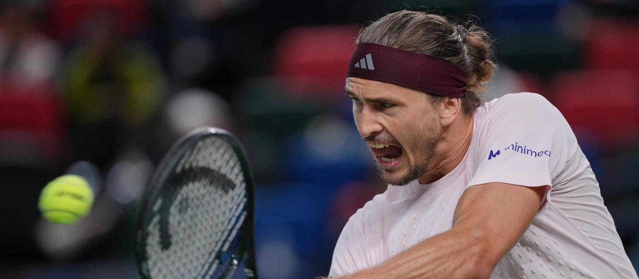 Alexander Zverev schlägt den Ball
