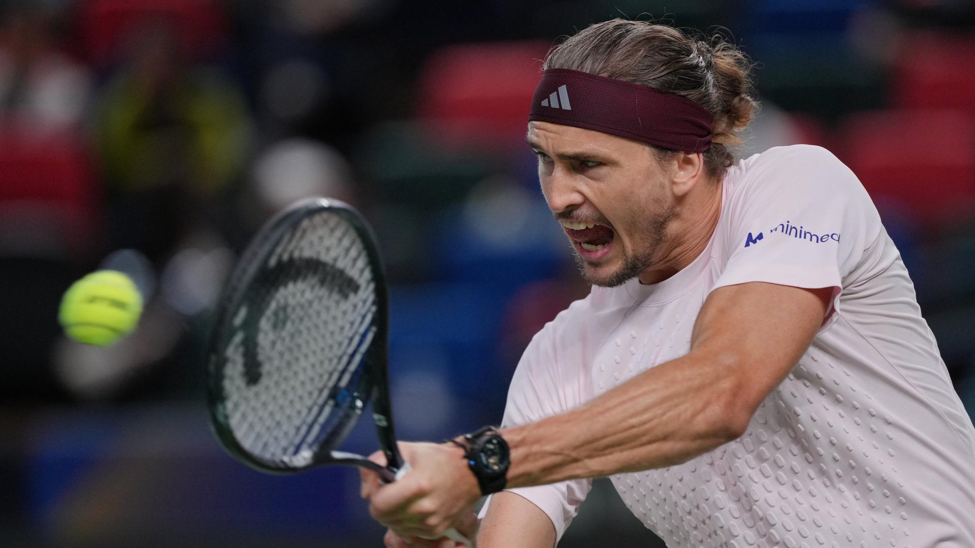 Alexander Zverev schlÃ¤gt den Ball | dpa