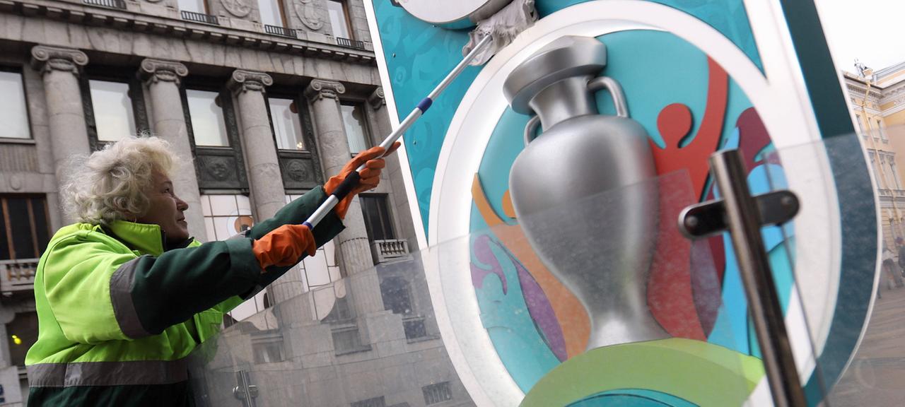 Ein UEFA-Logo mit EM-Pokal in Sankt Petersburg vor der EM 2021 | imago Ein UEFA-Logo mit EM-Pokal in Sankt Petersburg vor der EM 2021