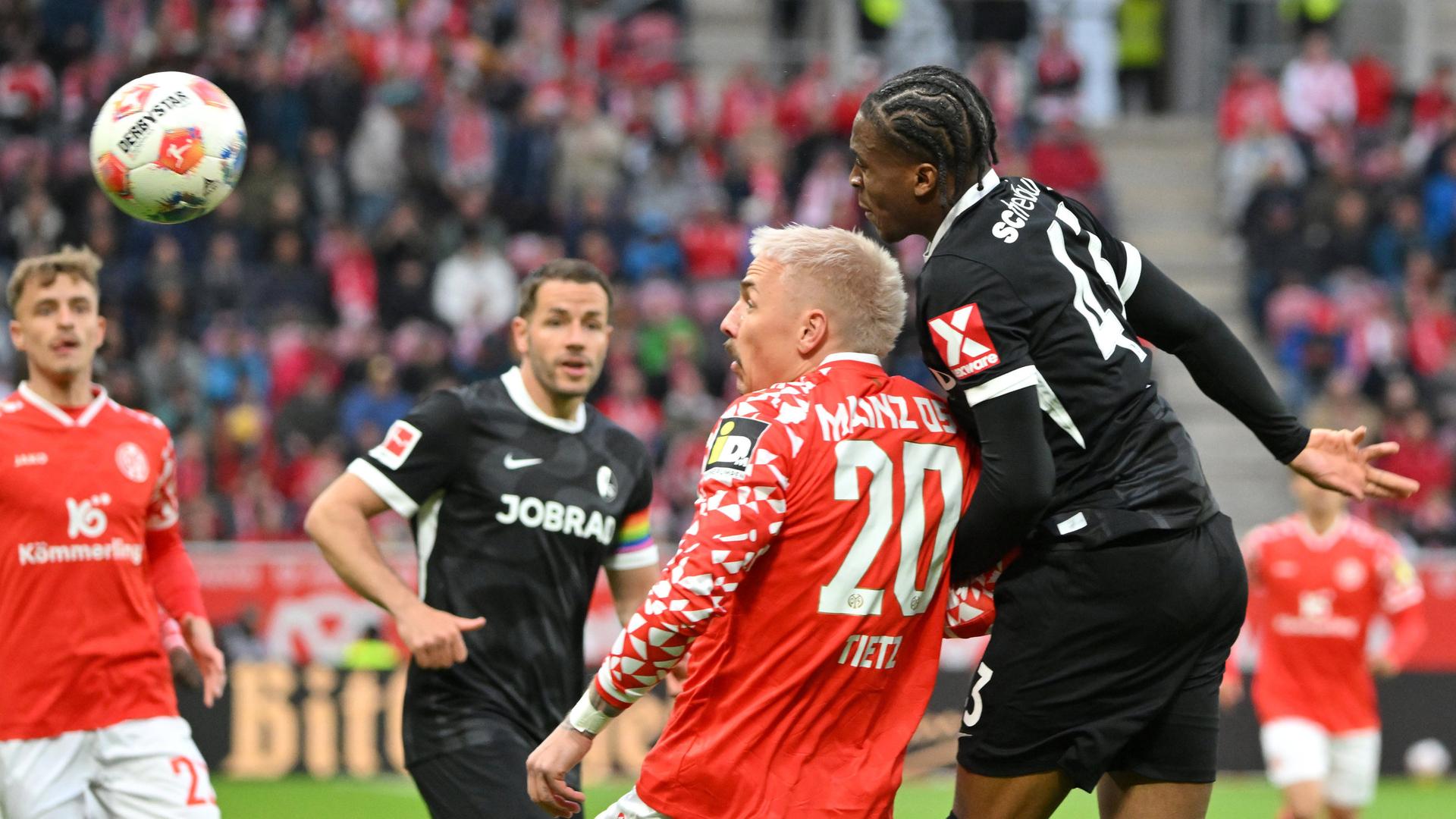 Phillip Tietz im Duell mit Bruno Ogbus | Torsten Silz/dpa