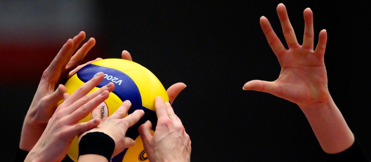 Hände am Volleyball