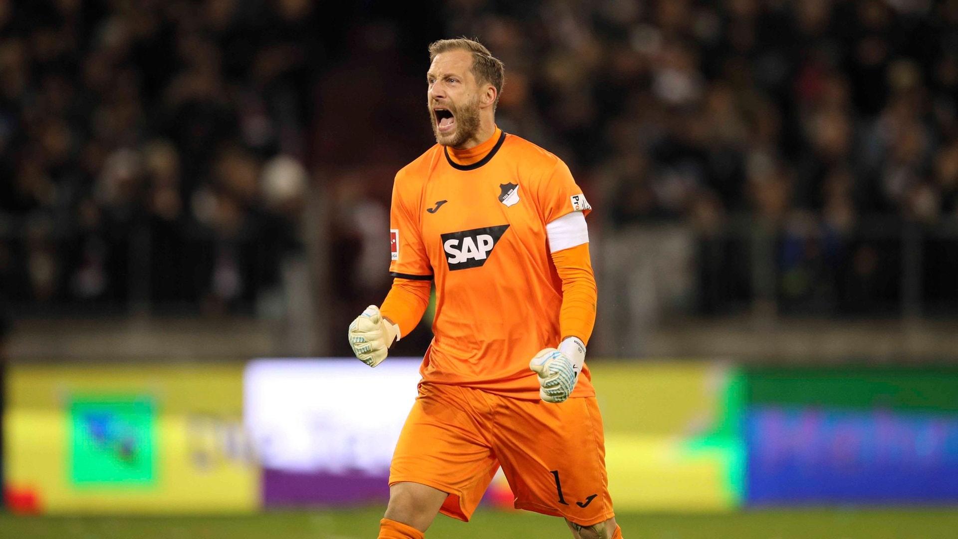 Oliver Baumann jubelt beim Sieg gegen den FC St. Pauli | IMAGO, IMAGO / Claus Bergmann