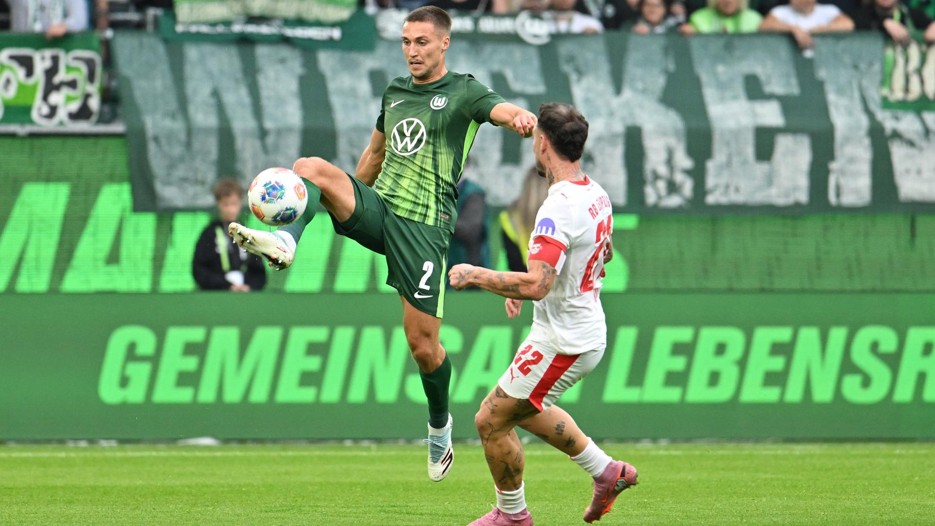 Kilian Fischer vom VfL Wolfsburg im Zweikampf mit Leipzigs David Raum | dpa