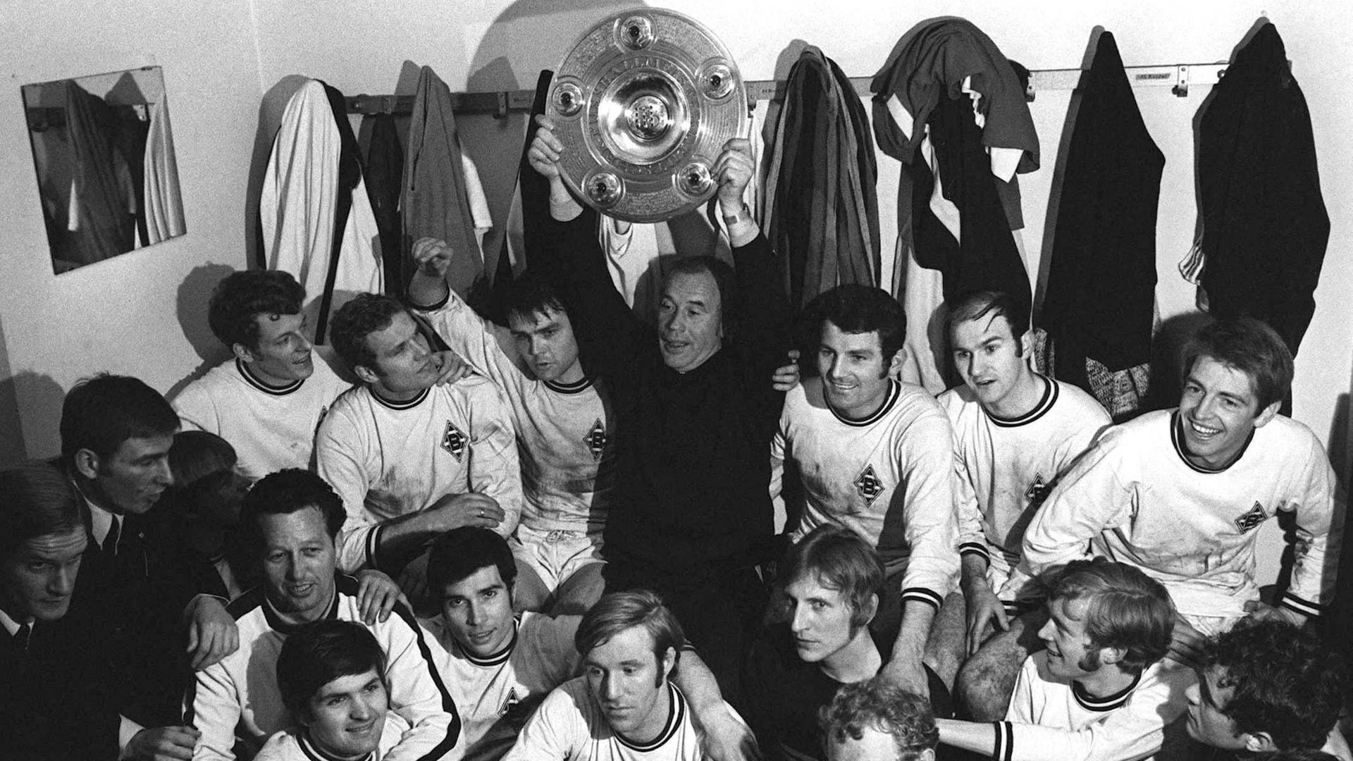 Hennes Weisweiler streckt die Schale in den Himmel | imago images/Sven Simon