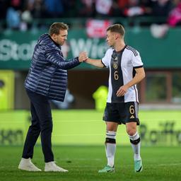 Deutschlands Bundestrainer Julian Nagelsmann, Joshua Kimmich und Mats Hummels stehen nach dem Spiel auf dem Platz