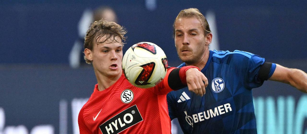 Cole Campbell (l.) im Zweikampf mit Timo Becker (r.)