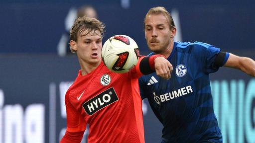Cole Campbell (l.) im Zweikampf mit Timo Becker (r.)