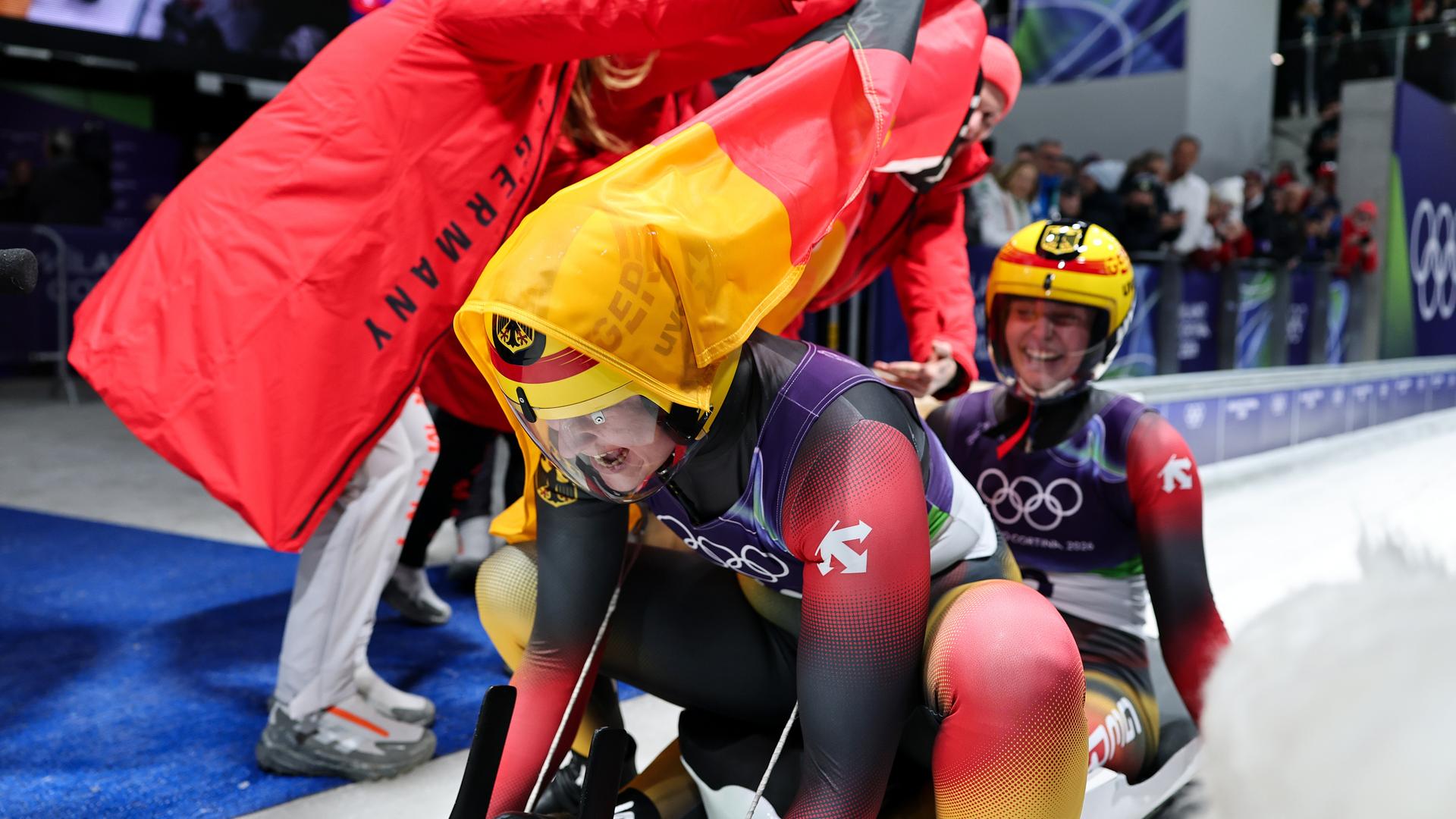 Die deutschen Rodlerinnen Dajana Eitberger und Magdalena Matschina jubeln. | Getty Images/Carmen Mandato