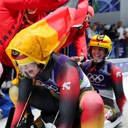 Die deutschen Rodlerinnen Dajana Eitberger und Magdalena Matschina jubeln.