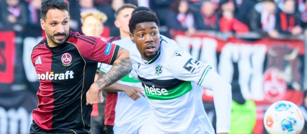 Nürnbergs Antonio Grimaldi (l.) im Zweikampf mit Hannovers Ime Okon