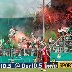 Bremer Fans zünden in Cottbus im Block Pyrotechnik.