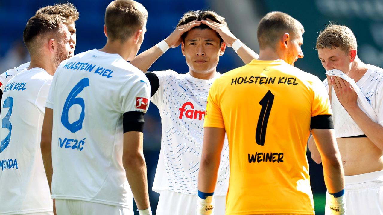 Nachdenkliche Profis von Holstein Kiel | picture alliance/dpa | Heiko Becker