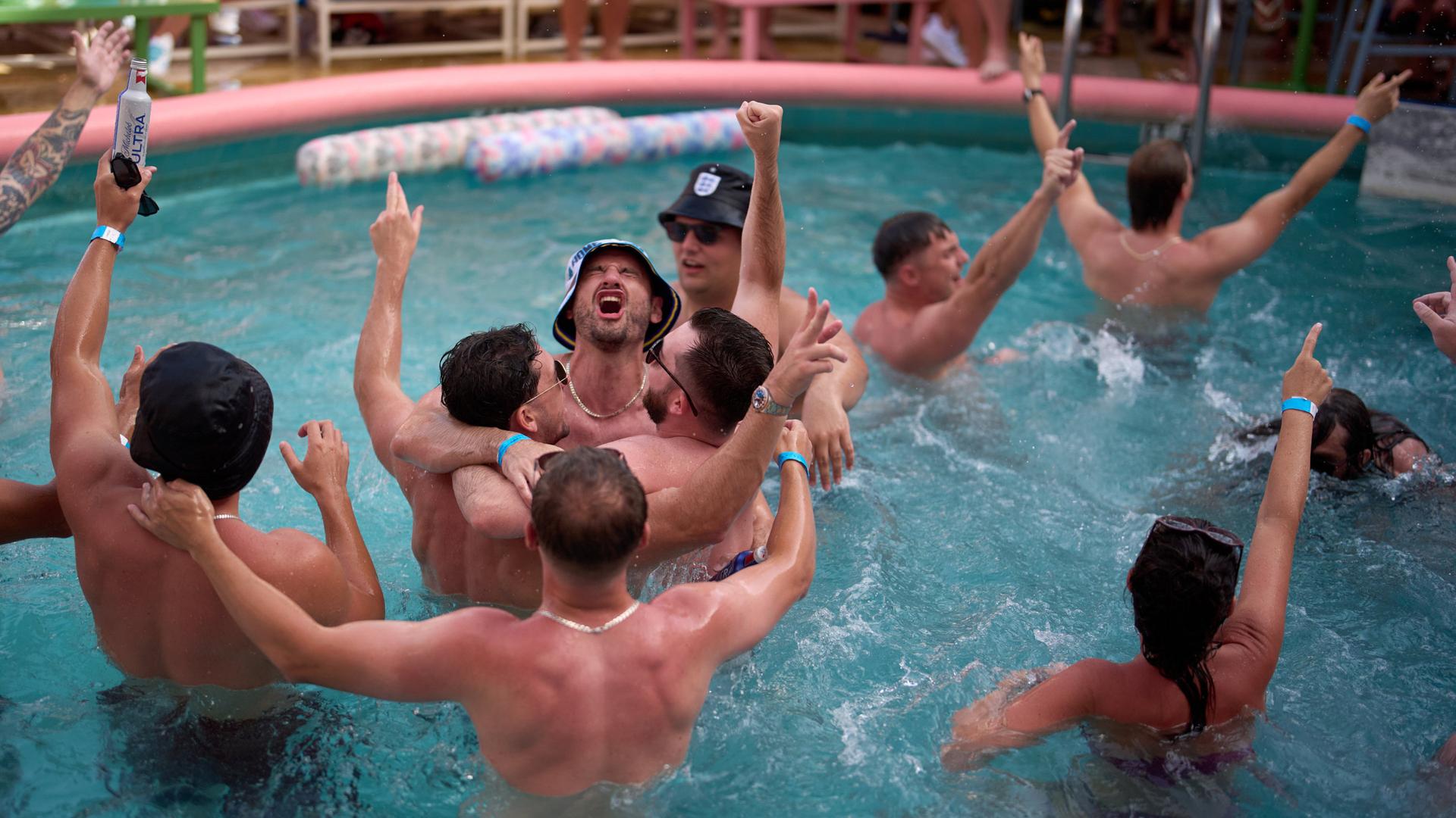 WM-News: England- und Norwegen-Fans machen in Miami Party