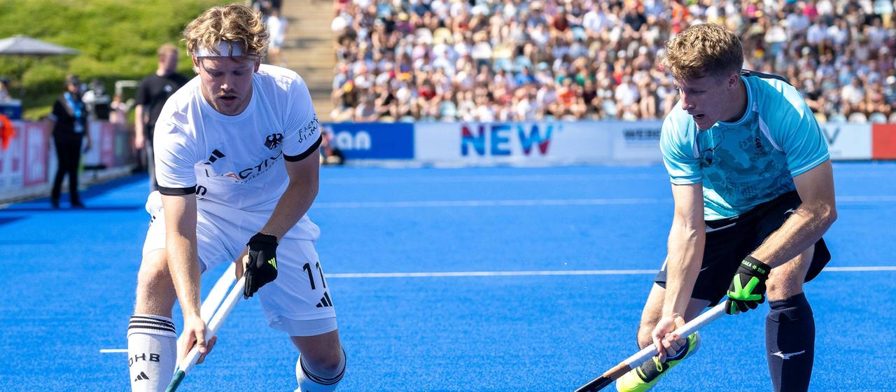 Deutschlands Thies Prinz (l.) und Duell mit Englands Tim Nurse
