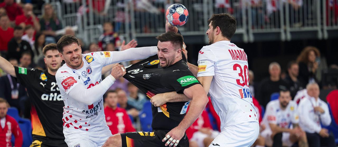 Deutschlands Jannik Kohlbacher im Zweikampf mit zwei Kroaten