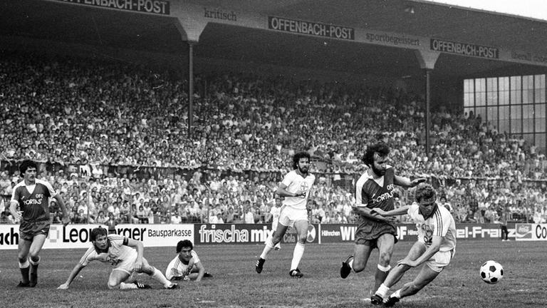 Relegation in Offenbach zwischen den Kickers und Bayer Leverkusen 1982 | imago Relegation in Offenbach zwischen den Kickers und Bayer Leverkusen 1982