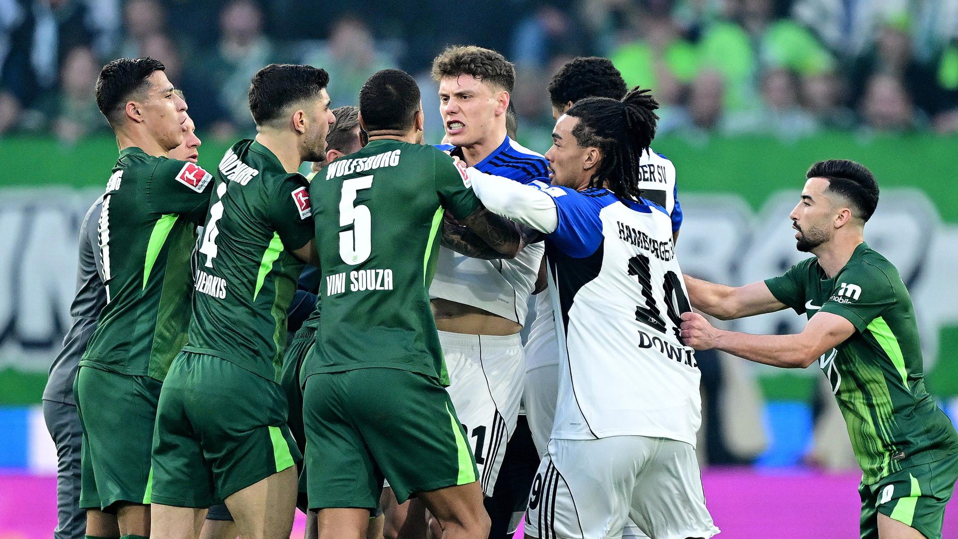 Handgemänge zwischen Spielern des Hamburger SV und dem VfL Wolfsburg | WITTERS