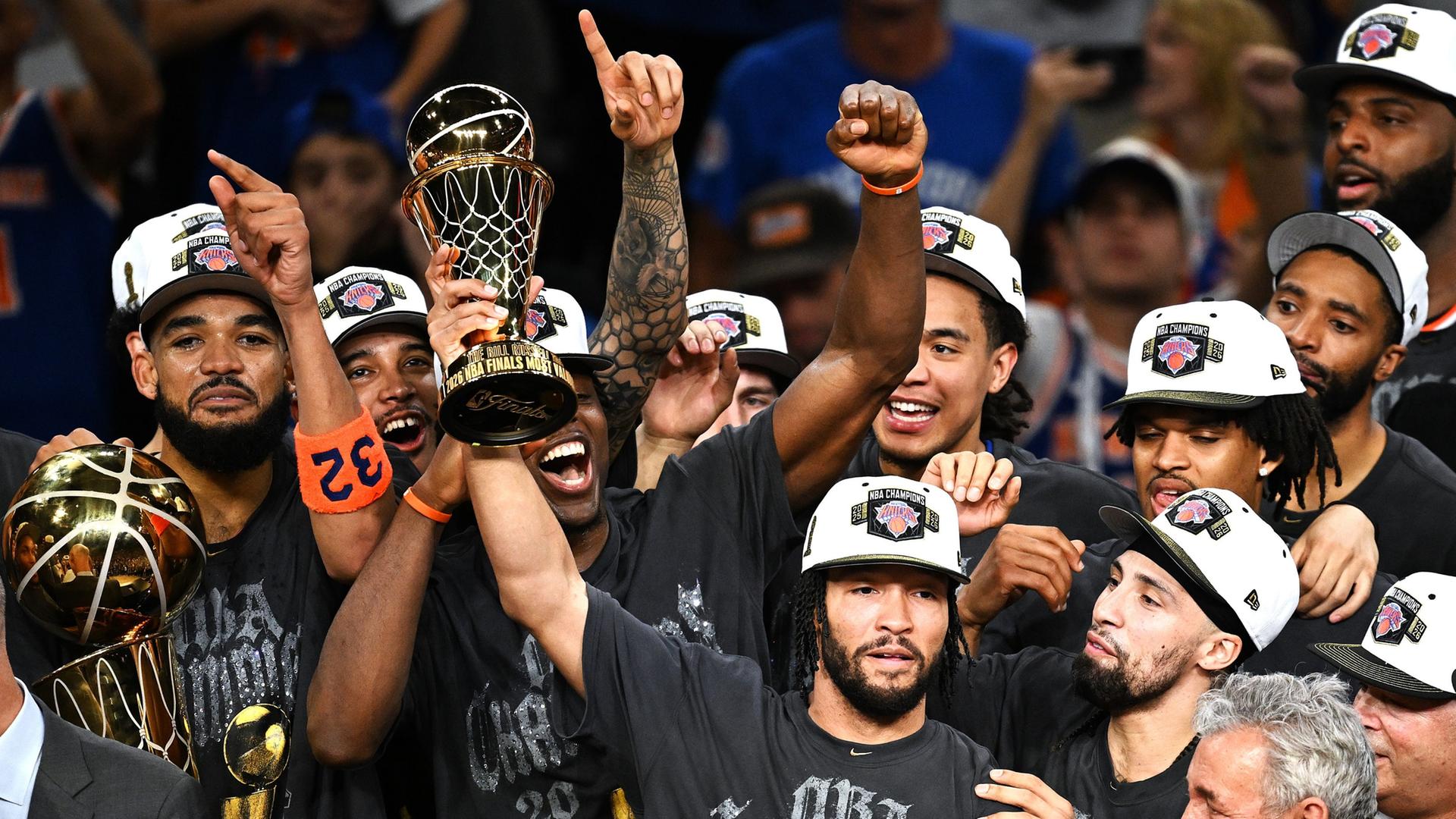 Jalen Brunson hebt die NBA-TrophÃ¤e vor seinen Mitspielern in die HÃ¶he | picture alliance / Xinhua News Agency | Wu Xiaoling