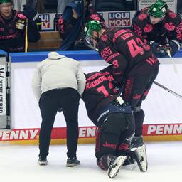 Eisbären-Neuzugang Patrick Khodorenko wird verletzt vom Eis gebracht (Quelle: imago images/Nordphoto)