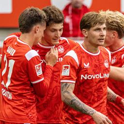 Kaiserslauterns Milos Lukovic (2. v. l.) bejubelt seinen Führungstreffer mit seinen Mitspielern
