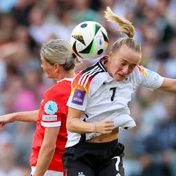 Lea Schüller im Kopfballduell gegen Verena Hanshaw