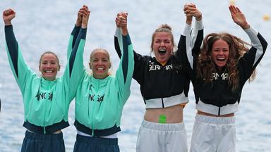Paulina Paszek and Jule Marie Hake freuen sich mit Noemi Pupp und Sara Fojt über Bronze im Kajak-Zweier