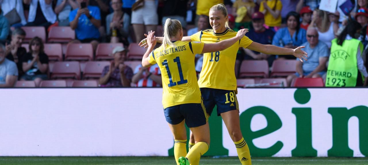 Fridolina Rolfö (r.) und Stina Blackstenius jubeln über das Tor. | IMAGO/Sven Beyrich /Sportfrauen /SPP Fridolina Rolfö (r.) und Stina Blackstenius jubeln über das Tor.