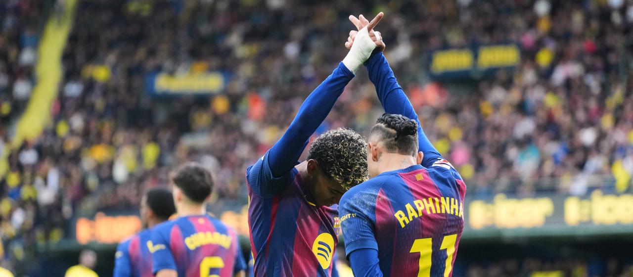 Die Fußballprofis Lamine Yamal (l.) und Rapphina bejubeln ein Tor des FC Barcelona bei Villarreal