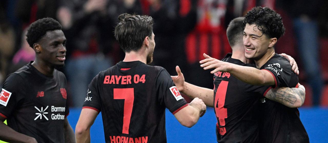 Das Team jubelt Ibrahim Maza zu