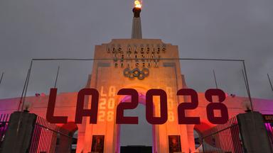 Das Zeichen «LA 2028» steht vor dem Los Angeles Memorial Coliseum