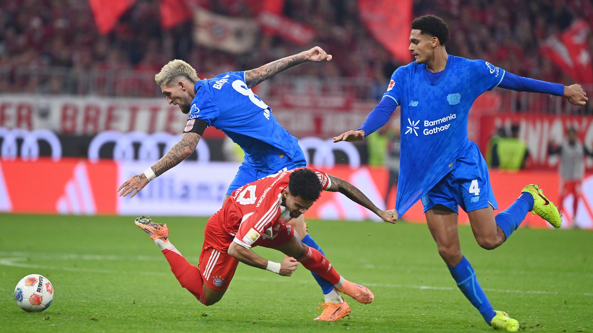 Leverkusens Robert Andrich und Jarell Quansah setzen sich gegen Bayerns Luis Diaz durch | ddp/Sven Simon