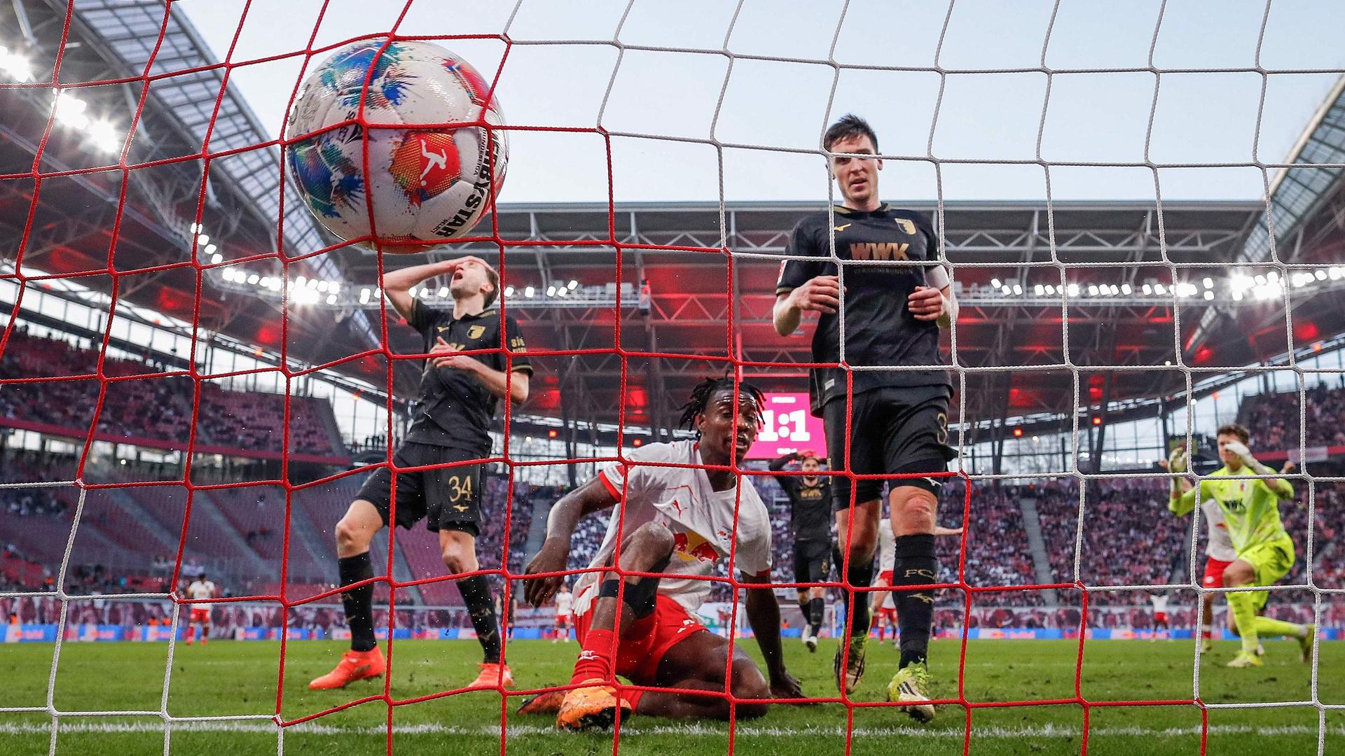 Arthur Chaves erzielt gegen Leipzig ein Eigentor. | AFP/RONNY HARTMANN