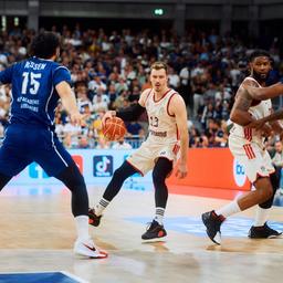 DJ Horne (Academics Heidelberg) im Duell mit Andreas Obst und Devin Booker (FC Bayern Basketball).