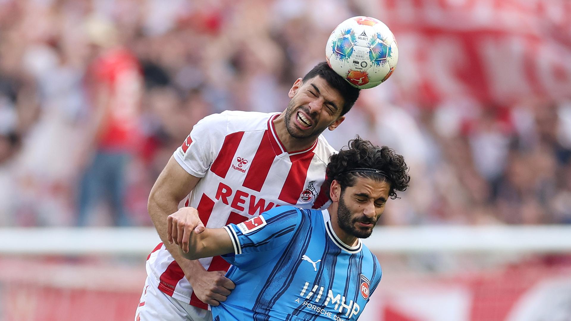 Kölns Cenk Özkacar im Kopfballduell mit Heidenheims Eren Dinkci | Lars Baron/Getty Images