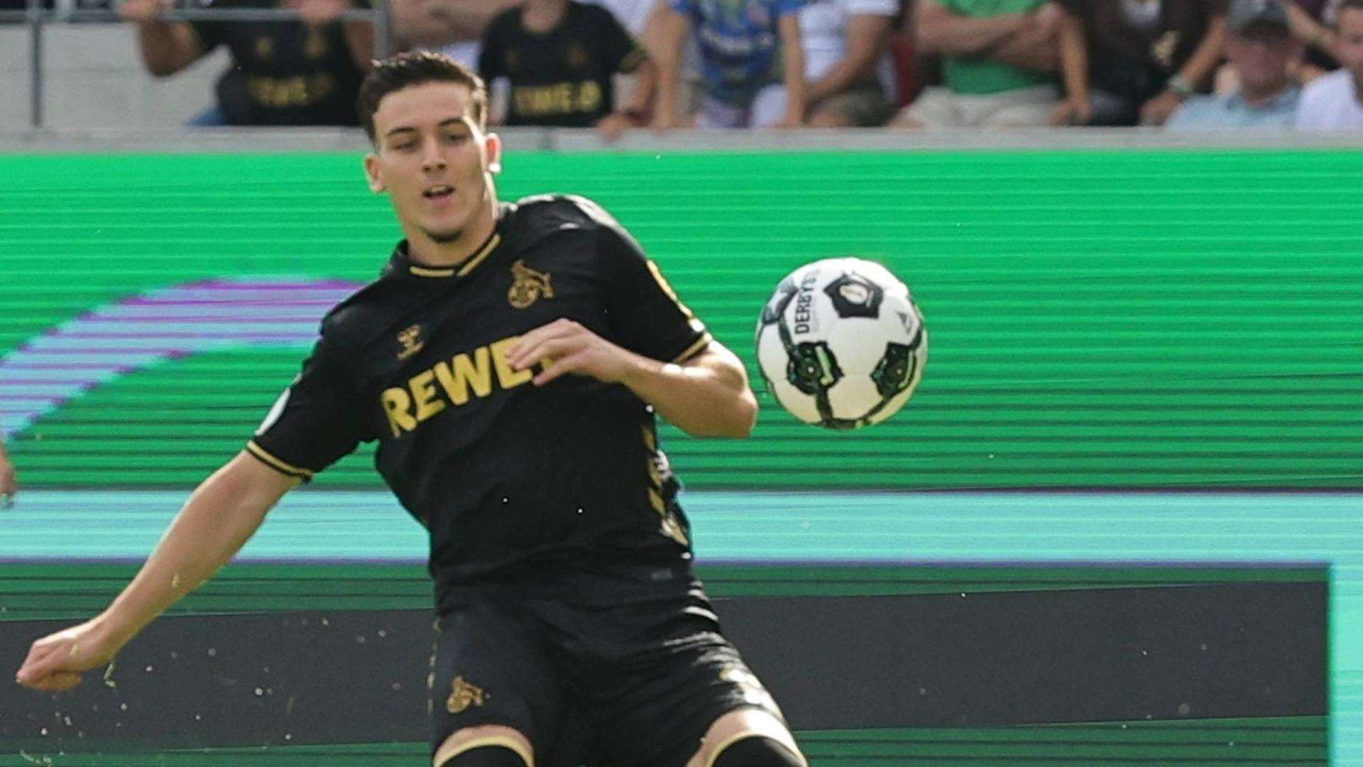 Pokalspielszene: Kölns Said El Mala am Ball in Aktion (Nahaufnahme, einzel, Oberkörper), im Hintergrund die Bande und (unscharf) Zuschauerränge | IMAGO/Sportfoto Zink / Daniel Marr