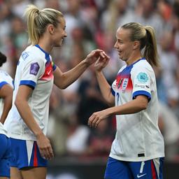 Lucy Bronze (l.) und Leah Williamson (m.)