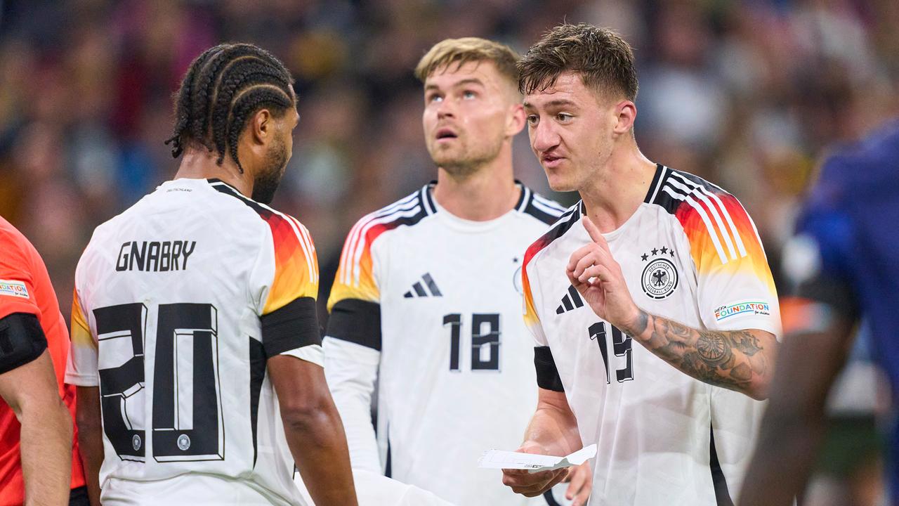 Serge Gnabry, Maximilian Mittelstädt, Angelo Stiller (von links) | ddp/star-images