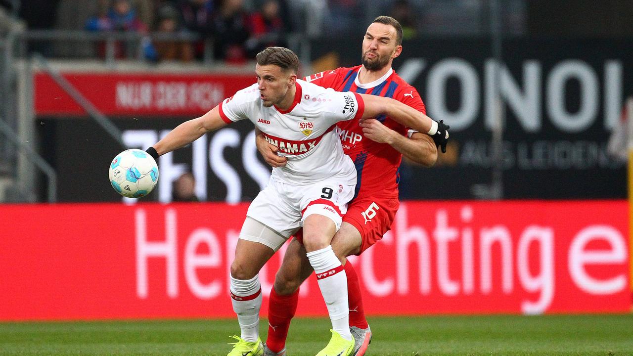 Stuttgarts Ermedin Demirovic und Heidenheims Patrick Mainka kämpfen um den Ball | IMAGO/Davide Elias