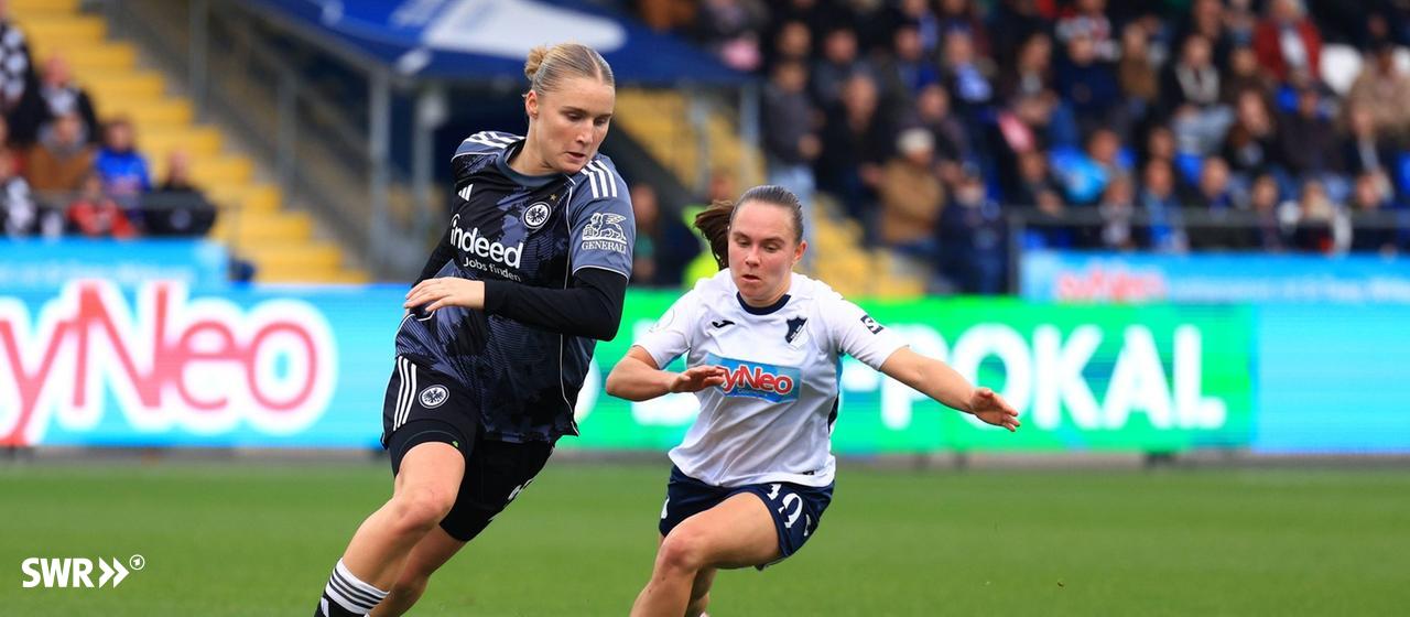 Zweikampf zwischen Jella Veit (Eintracht Frankfurt) und Marie Steiner (TSG Hoffenheim, weißes Trikot)