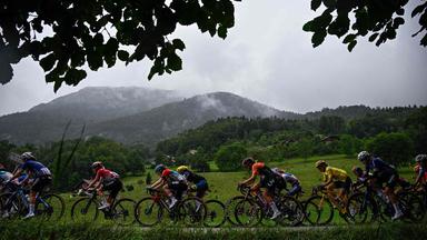 Die Tour de France Femmes vor einer Bergkette