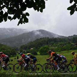 Die Tour de France Femmes vor einer Bergkette