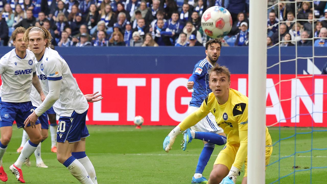 Spielszene Schalke gegen Karlsruhe